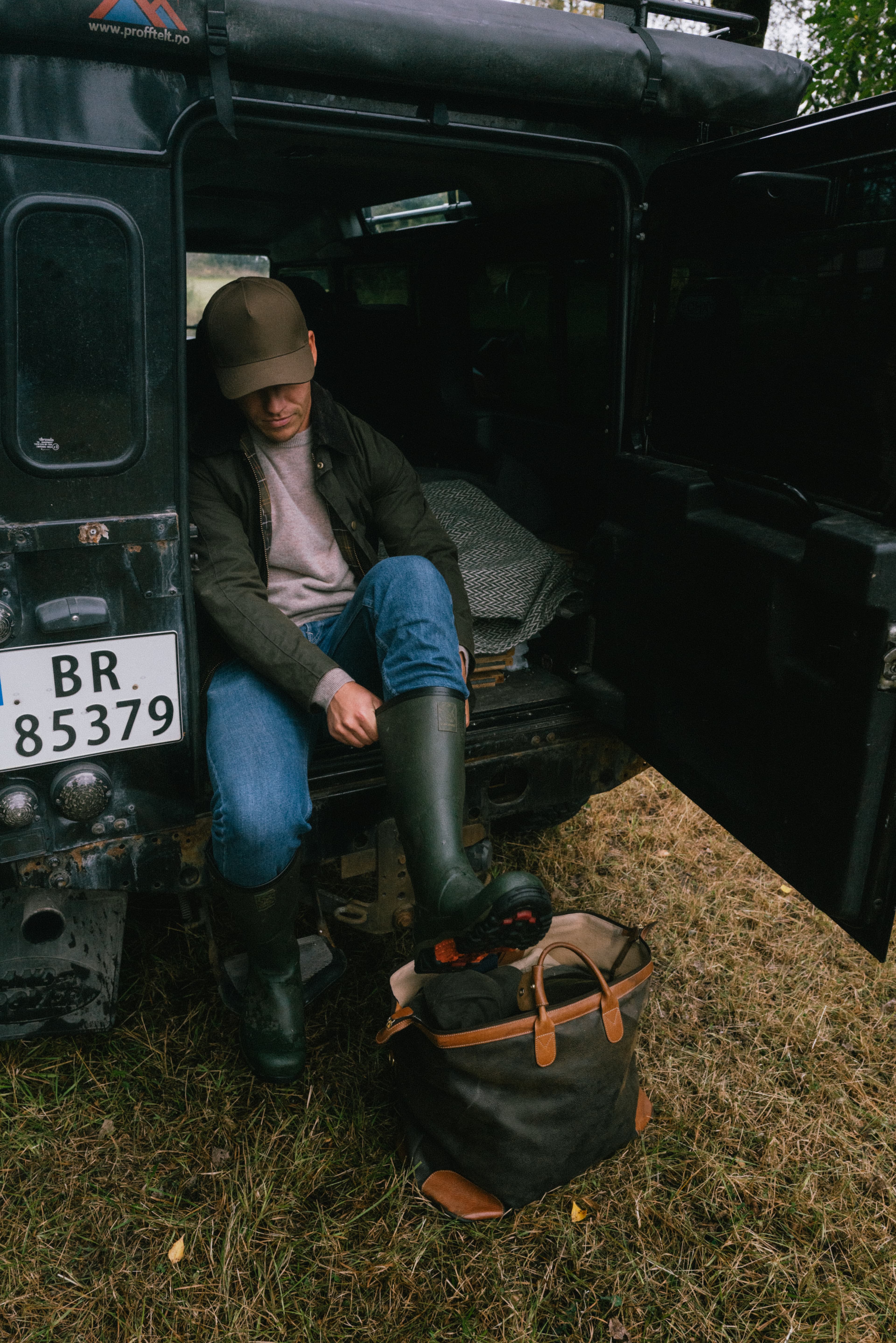 Male wearing Cruz Ventile Cotton cap from Varsity headwear in the woods in autumn environment in Norway